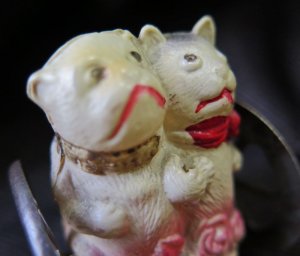 画像4: 花かごに乗ったネコとブルドッグのおもちゃ　セルロイドにメタルの車輪