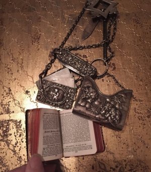 画像1: １９世紀の銀製素晴らしいシャタレーン　聖書、メモ帳、爪の手入れセットなど