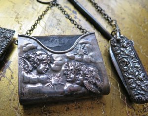 画像2: １９世紀の銀製素晴らしいシャタレーン　聖書、メモ帳、爪の手入れセットなど