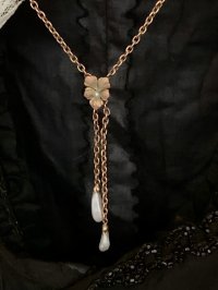 レア　！　　アールヌーボーのマットエナメルの花と天然バロック真珠の9金ネックレス