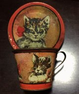 画像: ブリキの小さなカップ＆ソーサー　子ネコ柄
