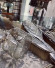 画像3: 19世紀 フランスアンティーク リボンデザインのバニティセット 銀とカットガラス