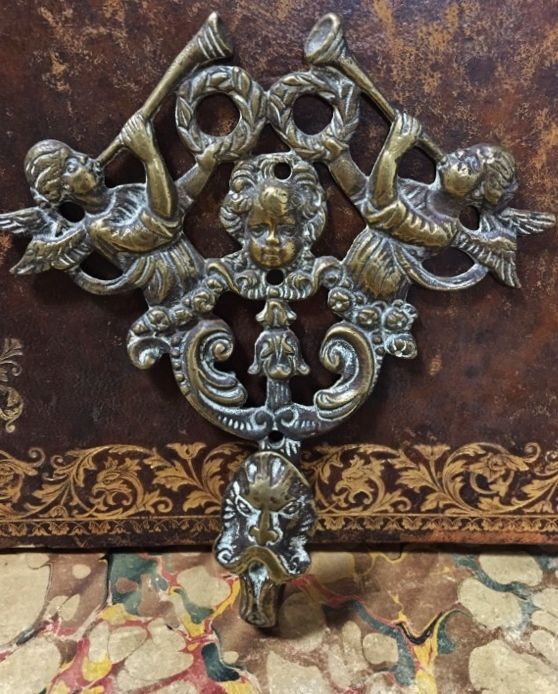 画像1: ブラス（真鍮）製のゴシック様式の天使文のフック
